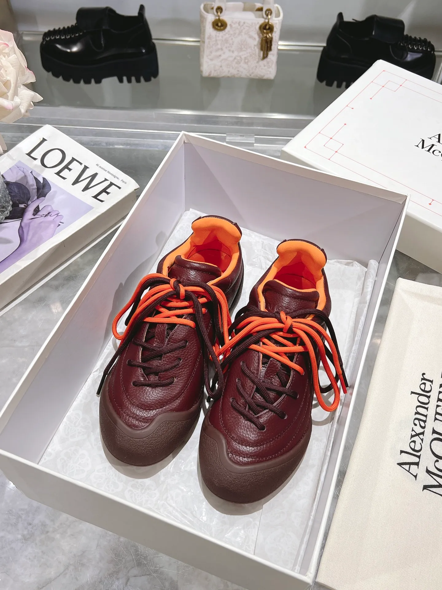 p580💰Couple model 𝐀𝐥𝐞𝐱𝐚𝐧𝐝𝐞𝐫 𝐌𝐜𝐐𝐮𝐞𝐞𝐧#/Alexander McQueen’s latest Flexion series, retro, casual, sneakers, original purchase, development, production, this Flexion Off Low-top sneakers in white grained leather with varying sized laces and an anatomically inspired lightweight segmented sole. The reverse skull pattern is embossed on the heel. Fabric: Original customized imported first-layer cowhide. Lining: Customized imported breathable mesh lining. Sole: Original open-molded non-slip TPU material. Bottom thickness: 2CM. Size: #Female size 35-40 (40 customized, non-refundable) #Men’s code 39-45 (45 customized, non-refundable)